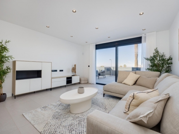 Villas de obra nueva en venta con piscina Torrevieja