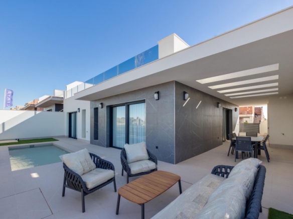 Villas de obra nueva en venta con piscina Torrevieja