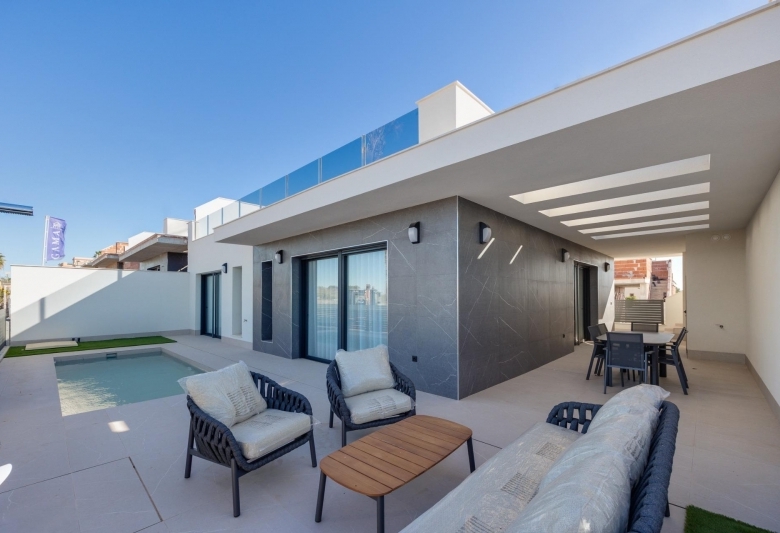 Villas de obra nueva en venta con piscina Torrevieja