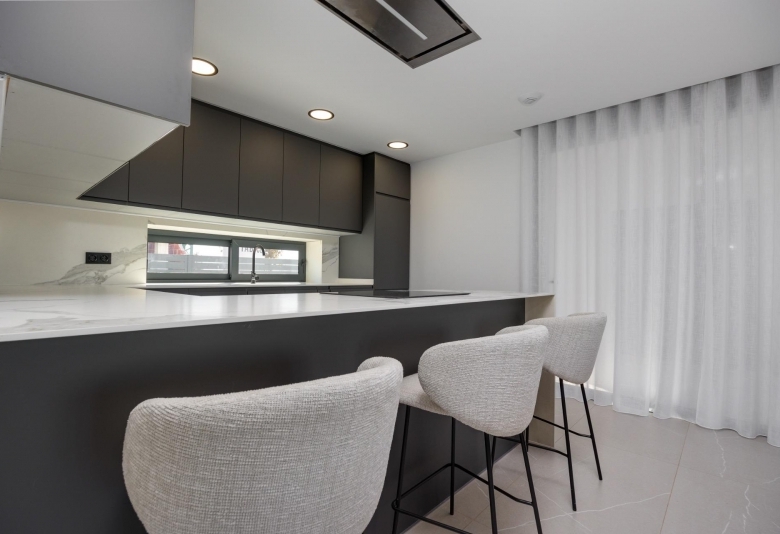 Villas de obra nueva en venta con piscina Torrevieja