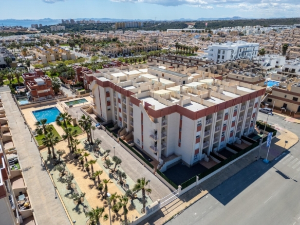 Piso en venta con 2 habitaciones y piscina en Cabo Roig