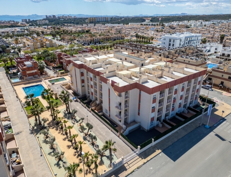Piso en venta con 2 habitaciones y piscina en Cabo Roig