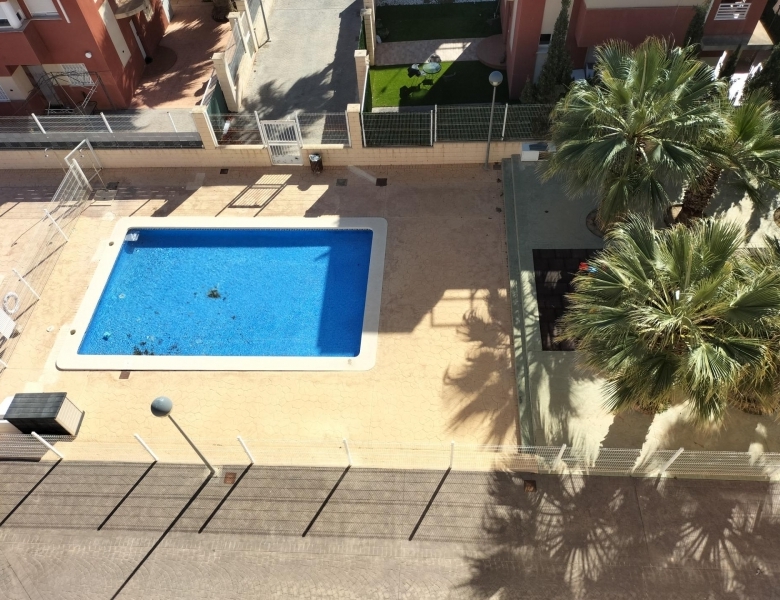 Piso en venta con 2 habitaciones y piscina en Cabo Roig