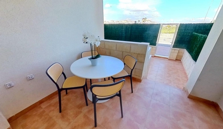 Piso en venta con 2 habitaciones y piscina en Cabo Roig
