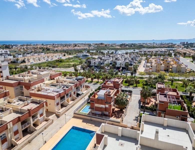 Piso en venta con 2 habitaciones y piscina en Cabo Roig