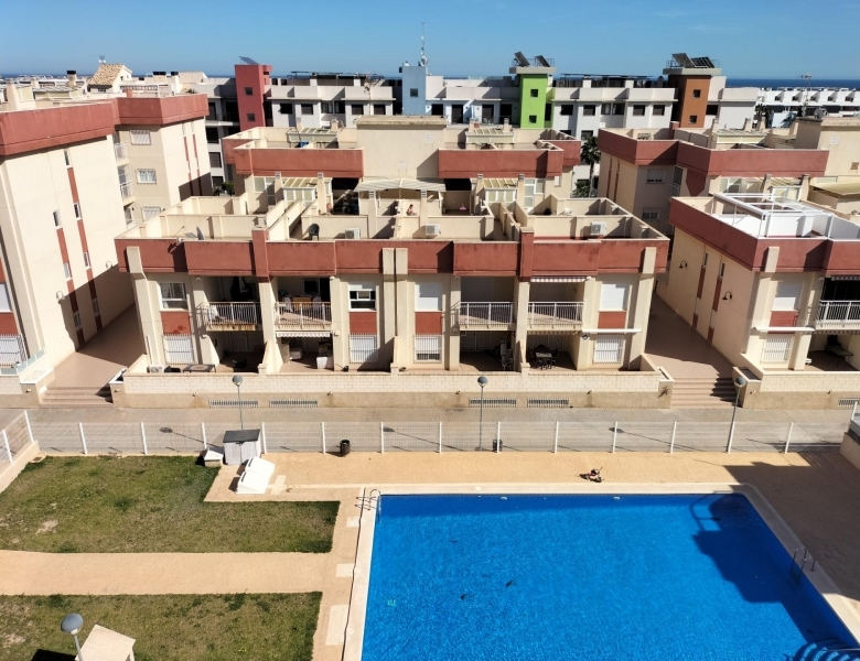 Piso en venta con 2 habitaciones y piscina en Cabo Roig