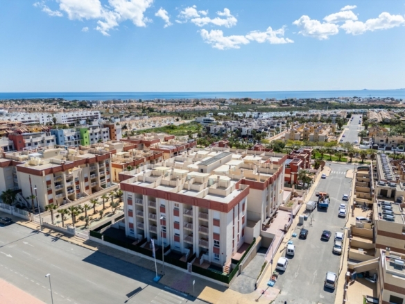Piso en venta con 2 habitaciones y piscina en Cabo Roig
