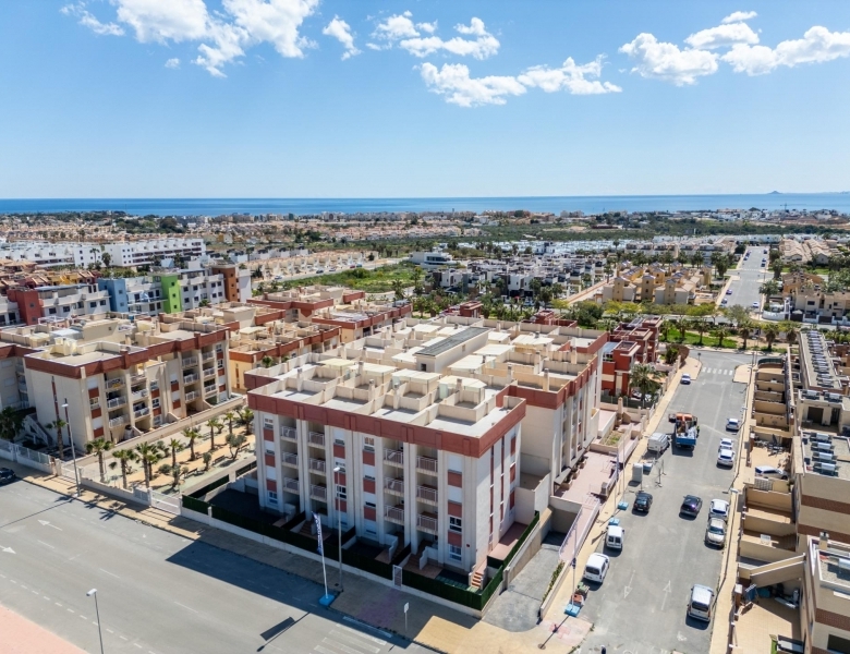 Piso en venta con 2 habitaciones y piscina en Cabo Roig