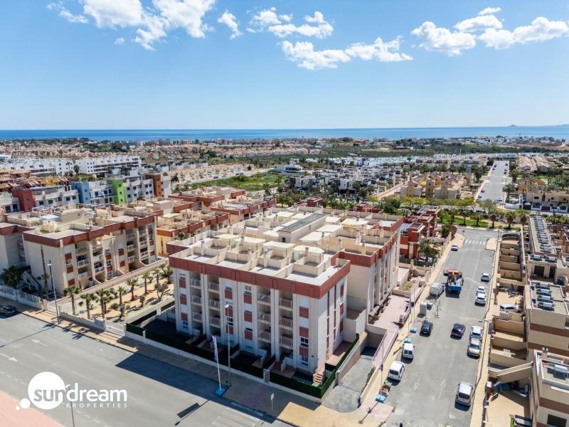 Piso en venta con 2 habitaciones y piscina en Cabo Roig