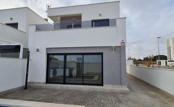 Villa Independiente con 3 dormitorios y piscina privada a la venta en Villamartin(orihuela Costa)