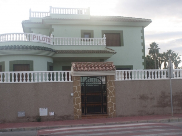 Fantástico Chalet Estilo Mediterráneo en Los Altos de Torrevieja con 3 Dormitorios y 4 Baños