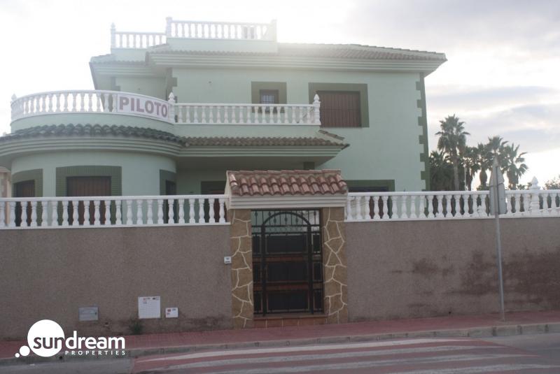 Fantástico Chalet Estilo Mediterráneo en Los Altos de Torrevieja con 3 Dormitorios y 4 Baños