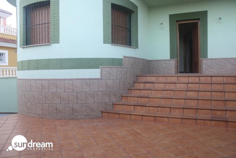 Fantástico Chalet Estilo Mediterráneo en Los Altos de Torrevieja con 3 Dormitorios y 4 Baños