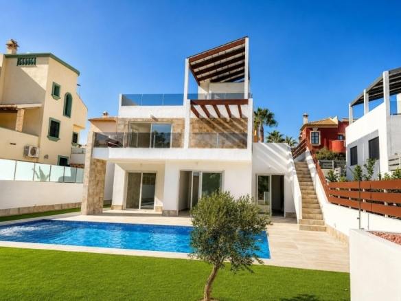 La Marquesa Golf – Villas en Primera Linea con 4 Dormitorios y 4 Baños.