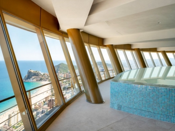 EXCLUSIVO APARTAMENTO EN RASCACIELOS ICONICO DE 3 DORMITORIOS CON VISTAS ESPECTACULARES(BENIDORM).
