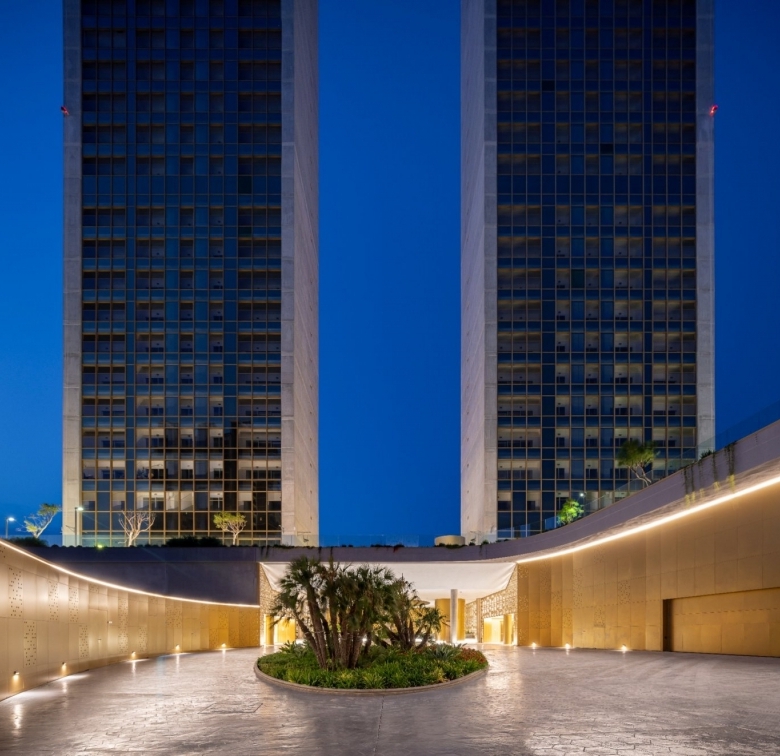 EXCLUSIVO APARTAMENTO EN RASCACIELOS ICONICO DE 3 DORMITORIOS CON VISTAS ESPECTACULARES(BENIDORM).