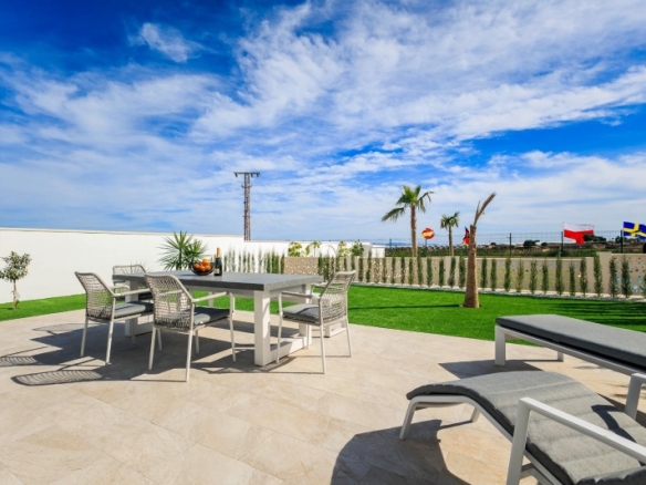 VILLAS DE OBRA NUEVA EN PILAR DE LA HORADADA EN EL CAMPO DE GOLF