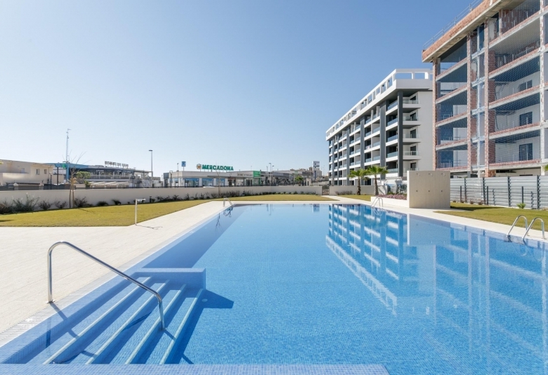 APARTAMENTO DE 2 DORM. EN PLANTA BAJA DE NUEVA CONSTRUCCIÓN EN TORREVIEJA A SOLO 700M DE LA PLAYA