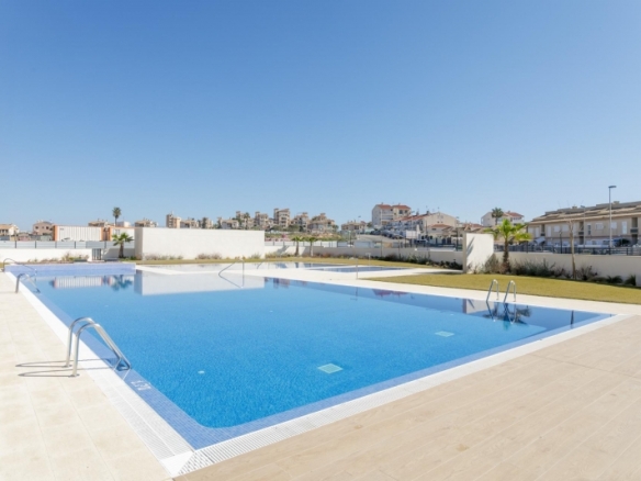 APARTAMENTO DE 2 DORM. EN PLANTA BAJA DE NUEVA CONSTRUCCIÓN EN TORREVIEJA A SOLO 700M DE LA PLAYA