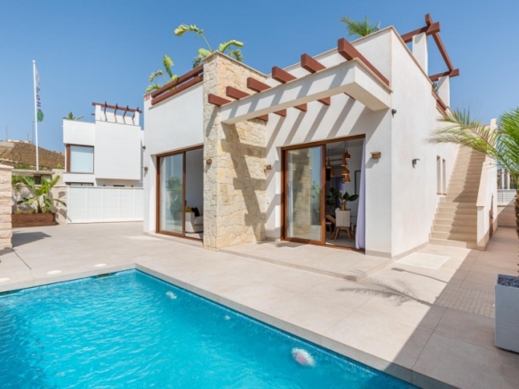 ESTUPENDA VILLA DE 3 DORM. DE NUEVA CONSTRUCCIÓN EN VERA, ALMERIA