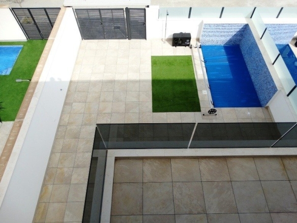 VILLA PAREADA DE NUEVA CONSTRUCCIÓN EN PILAR DE LA HORADADA
