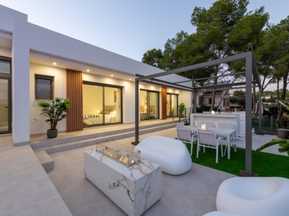 EXCLUSIVA VILLA MODERNA DE NUEVA CONSTRUCCIÓN EN PINAR DE CAMPOVERDE