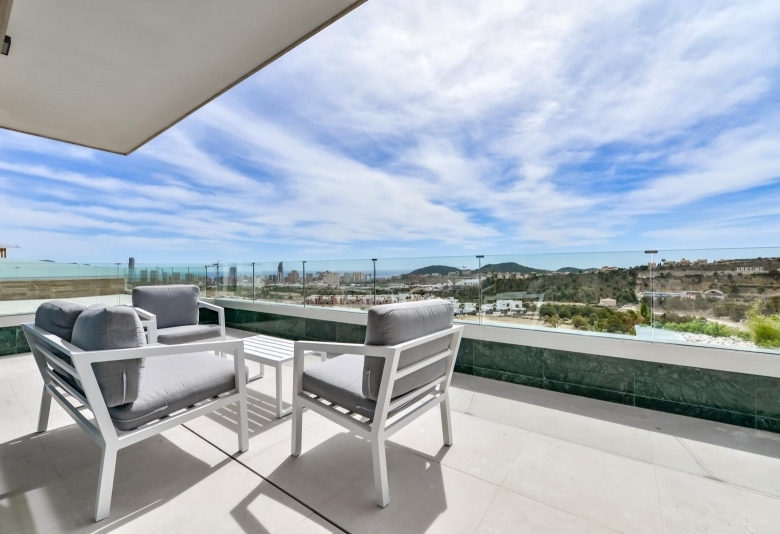 FABULOSO ÁTICO EN RESIDENCIAL DE LUJO CON VISTAS AL MAR EN FINESTRAT.
