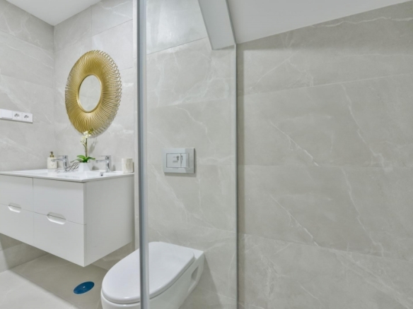 FABULOSO ÁTICO EN RESIDENCIAL DE LUJO CON VISTAS AL MAR EN FINESTRAT.