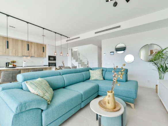 FABULOSO ÁTICO EN RESIDENCIAL DE LUJO CON VISTAS AL MAR EN FINESTRAT.