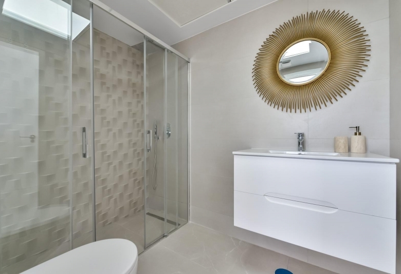 FABULOSO ÁTICO EN RESIDENCIAL DE LUJO CON VISTAS AL MAR EN FINESTRAT.