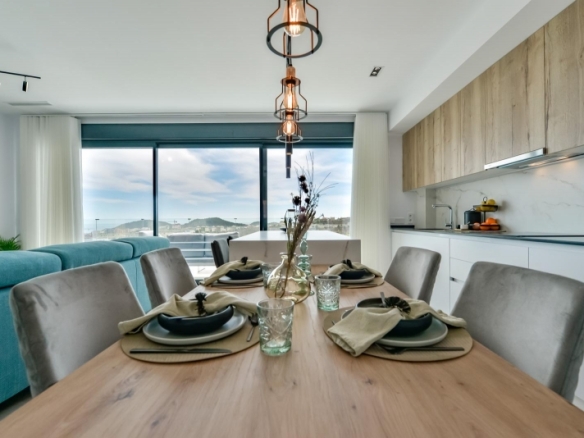 FABULOSO ÁTICO EN RESIDENCIAL DE LUJO CON VISTAS AL MAR EN FINESTRAT.