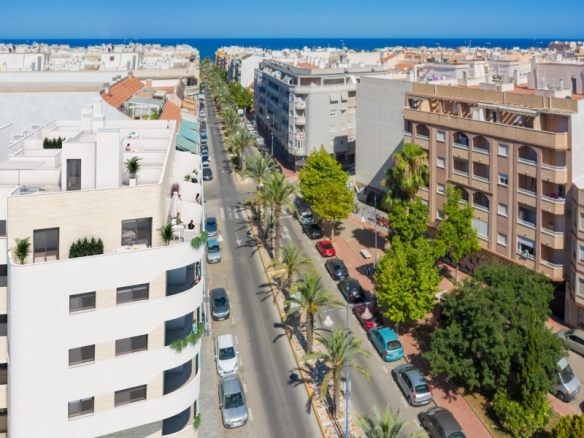 Ático de 2 dormitorios con vistas al mar en un nuevo complejo residencial en Torrevieja.