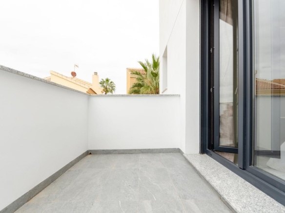 VILLA DE NUEVA CONSTRUCCIÓN DE 3 DORMITORIOS EN TORREVIEJA