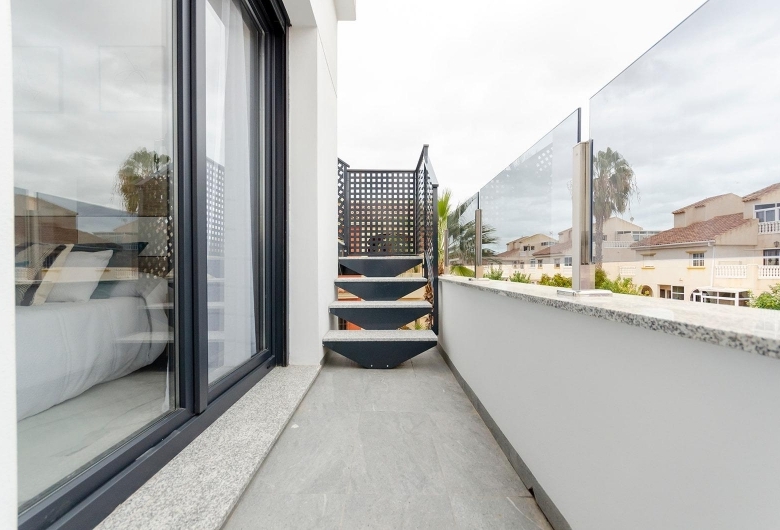 VILLA DE NUEVA CONSTRUCCIÓN DE 3 DORMITORIOS EN TORREVIEJA