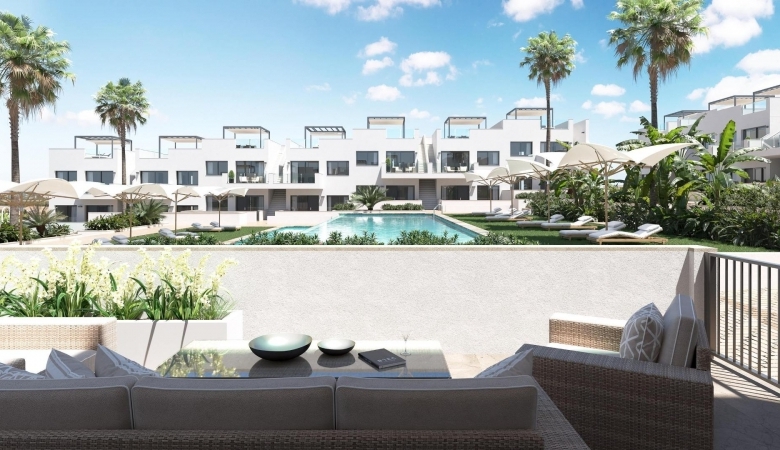 BUNGALOW DE PLANTA ALTA CON 2 DORM. CON VISTAS A LA LAGUNA ROSA EN LOS BALCONES(TORREVIEJA)
