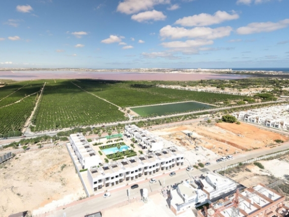 BUNGALOW DE PLANTA ALTA CON 2 DORM. CON VISTAS A LA LAGUNA ROSA EN LOS BALCONES(TORREVIEJA)