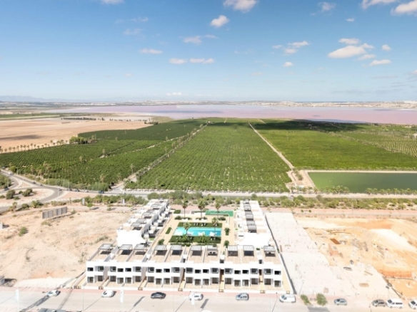 BUNGALOW DE PLANTA ALTA CON 2 DORM. CON VISTAS A LA LAGUNA ROSA EN LOS BALCONES(TORREVIEJA)