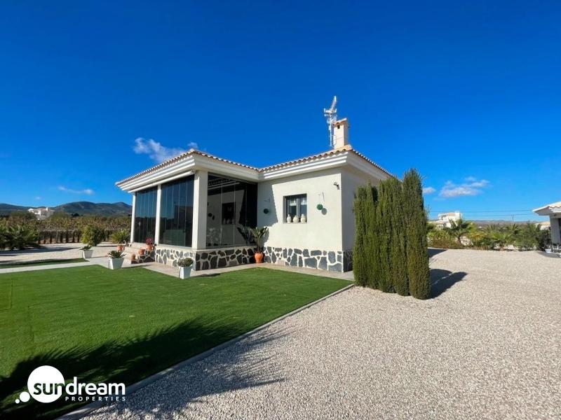 VILLA DE ESTILO TRADICIONAL DE 3 DORMITORIOS DE NUEVA CONSTRUCCIÓN  EN PINOSO