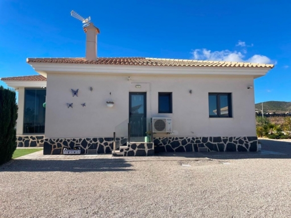 VILLA DE ESTILO TRADICIONAL DE 3 DORMITORIOS DE NUEVA CONSTRUCCIÓN  EN PINOSO