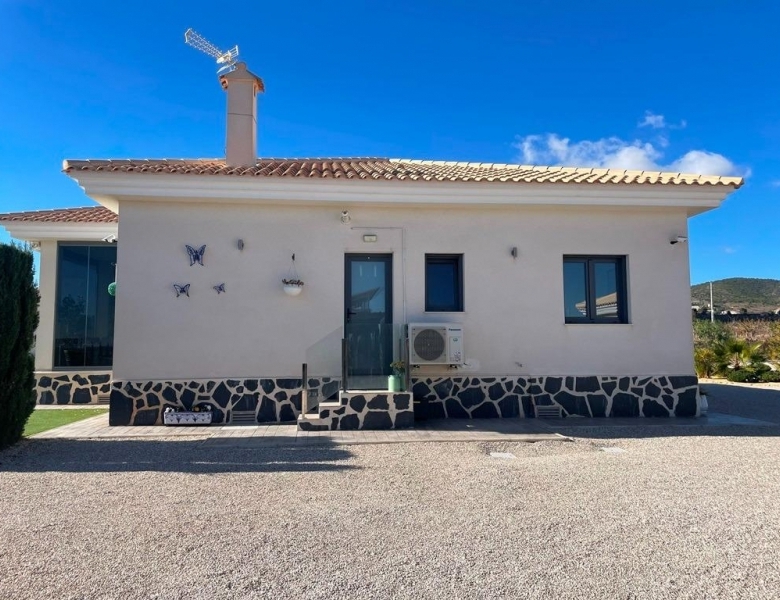 VILLA DE ESTILO TRADICIONAL DE 3 DORMITORIOS DE NUEVA CONSTRUCCIÓN  EN PINOSO