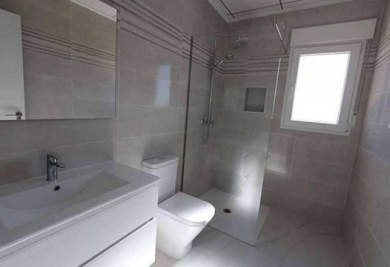 VILLA DE ESTILO TRADICIONAL DE 3 DORMITORIOS DE NUEVA CONSTRUCCIÓN  EN PINOSO