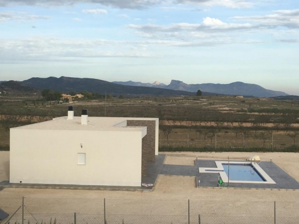 VILLA MODERNA EN UNA SOLA PLANTA DE 3 DORMITORIOS DE NUEVA CONSTRUCCIÓN EN PINOSO
