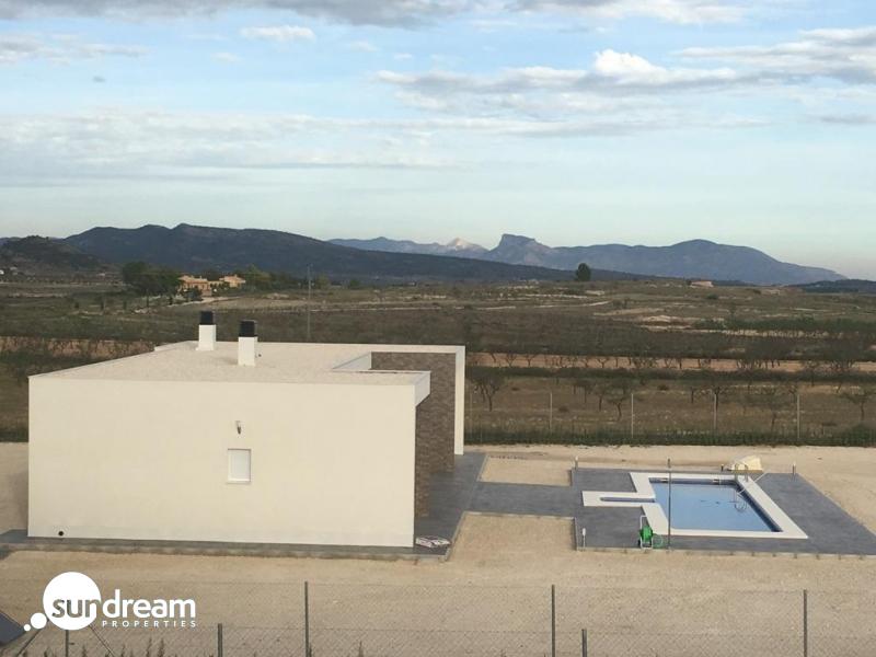 VILLA MODERNA EN UNA SOLA PLANTA DE 3 DORMITORIOS DE NUEVA CONSTRUCCIÓN EN PINOSO