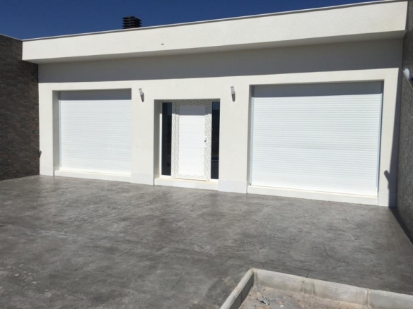 VILLA MODERNA EN UNA SOLA PLANTA DE 3 DORMITORIOS DE NUEVA CONSTRUCCIÓN EN PINOSO