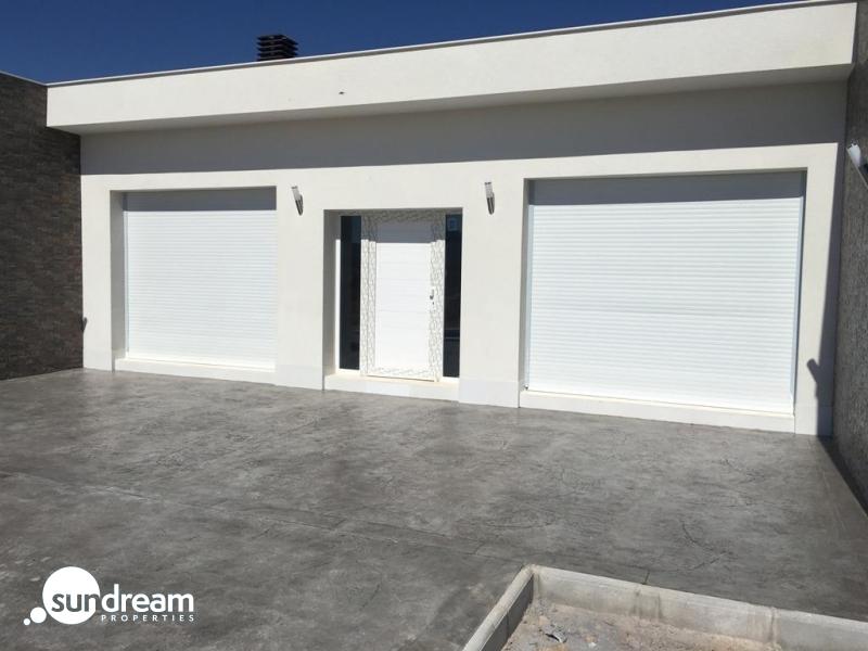 VILLA MODERNA EN UNA SOLA PLANTA DE 3 DORMITORIOS DE NUEVA CONSTRUCCIÓN EN PINOSO