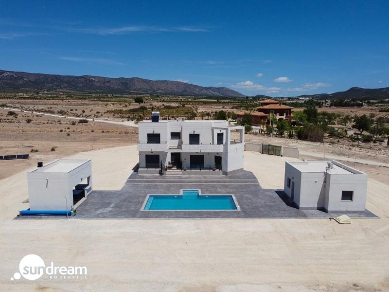 VILLA MODERNA DE 2 PLANTAS DE 4 DORMITORIOS DE NUEVA CONSTRUCCIÓN EN PINOSO