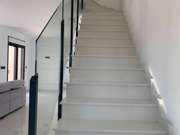 VILLA MODERNA DE 2 PLANTAS DE 4 DORMITORIOS DE NUEVA CONSTRUCCIÓN EN PINOSO