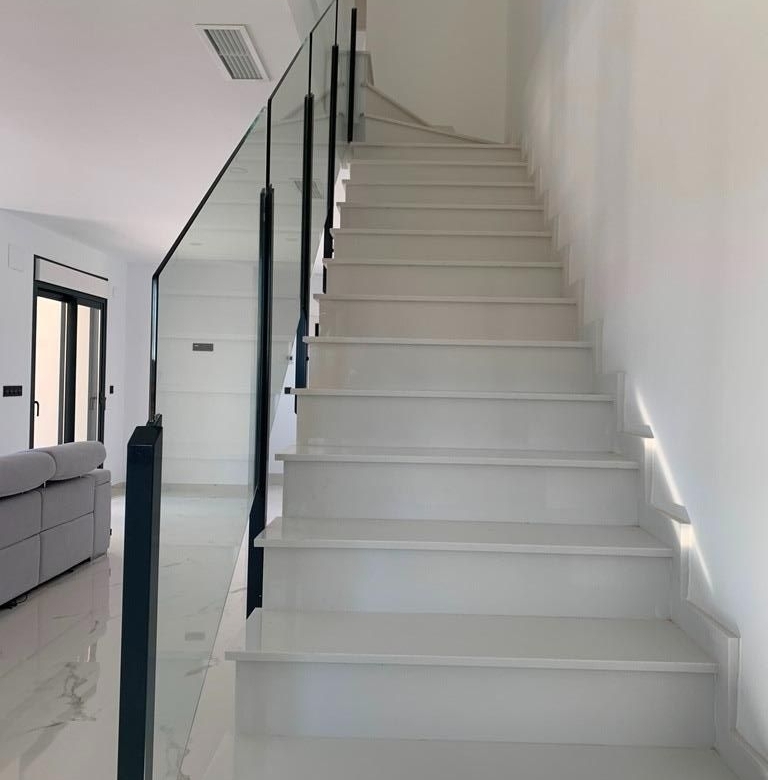 VILLA MODERNA DE 2 PLANTAS DE 4 DORMITORIOS DE NUEVA CONSTRUCCIÓN EN PINOSO