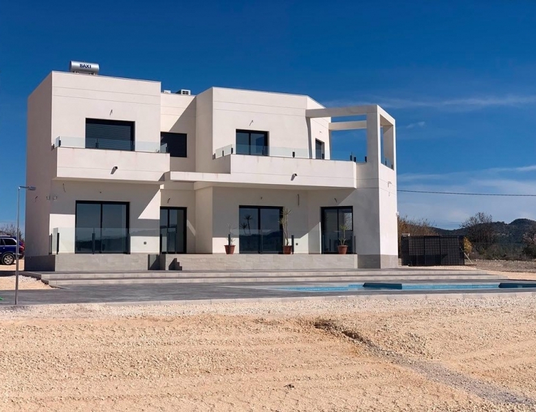 VILLA MODERNA DE 2 PLANTAS DE 4 DORMITORIOS DE NUEVA CONSTRUCCIÓN EN PINOSO