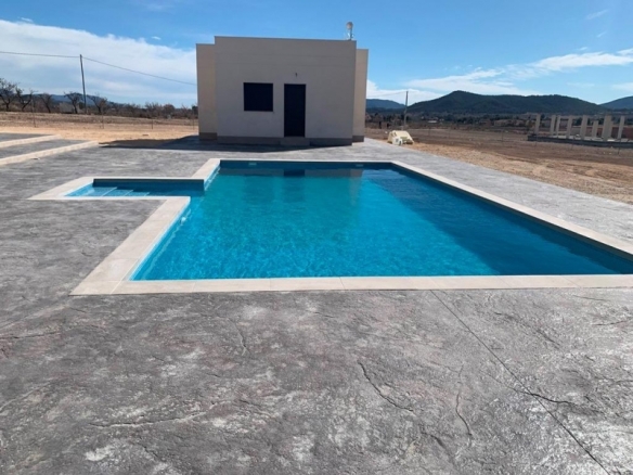 VILLA MODERNA DE 2 PLANTAS DE 4 DORMITORIOS DE NUEVA CONSTRUCCIÓN EN PINOSO
